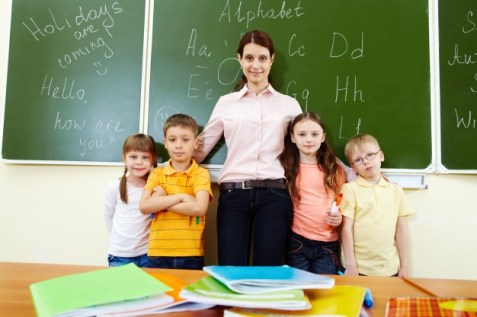 proud-teacher-with-her-students_1098-914