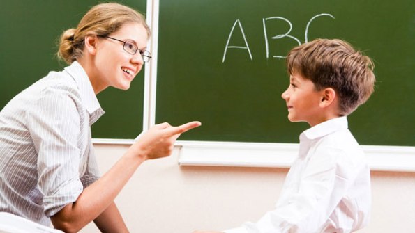 teacher-explaining-grammar-to-student