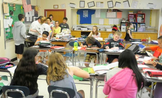 middle-school-students-in-classroom-zntdrbqw