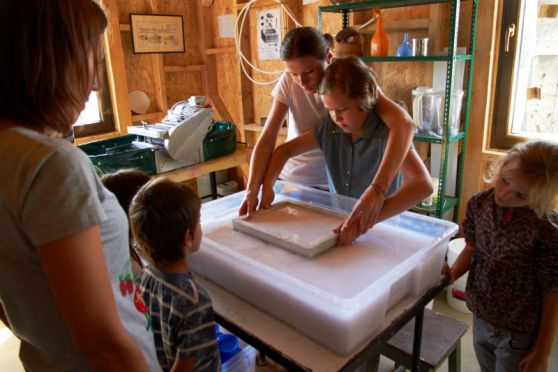 familly-experience-moara-hartie