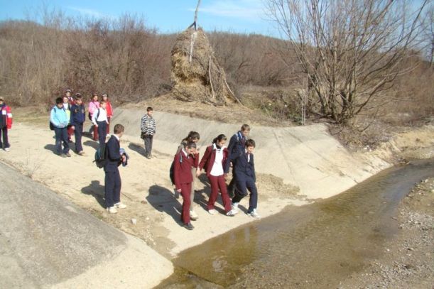 1-Raluca-copiii_merg_la_scoala